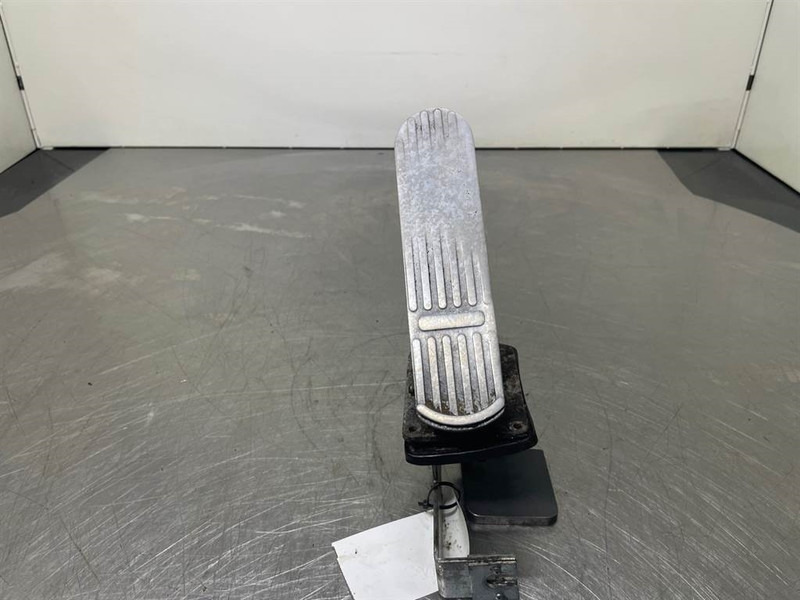 O & K L25.5 - Gas pedal/Fusspedal/Gaspedaal - Кабіна й інтер'єр в категорії Будівельна техніка: фото 4 O & K L25.5 - Gas pedal/Fusspedal/Gaspedaal - Кабіна й інтер'єр в категорії Будівельна техніка: фото 4