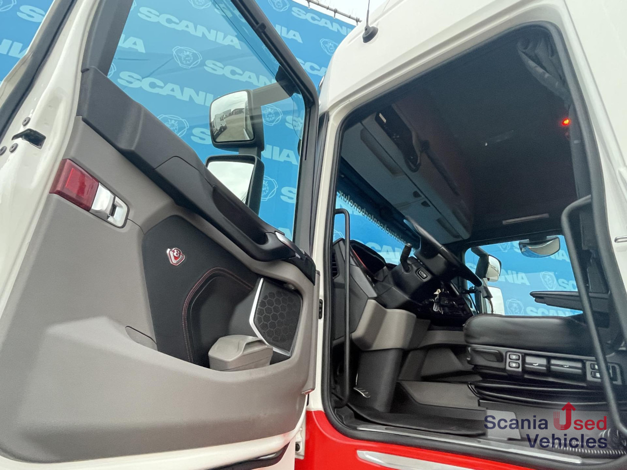 SCANIA R 650 B6x4NB RETARDER V8 WOOD KESLA 2112T CRANE - Лісовоз, Вантажівка з маніпулятором: фото 3 SCANIA R 650 B6x4NB RETARDER V8 WOOD KESLA 2112T CRANE - Лісовоз, Вантажівка з маніпулятором: фото 3