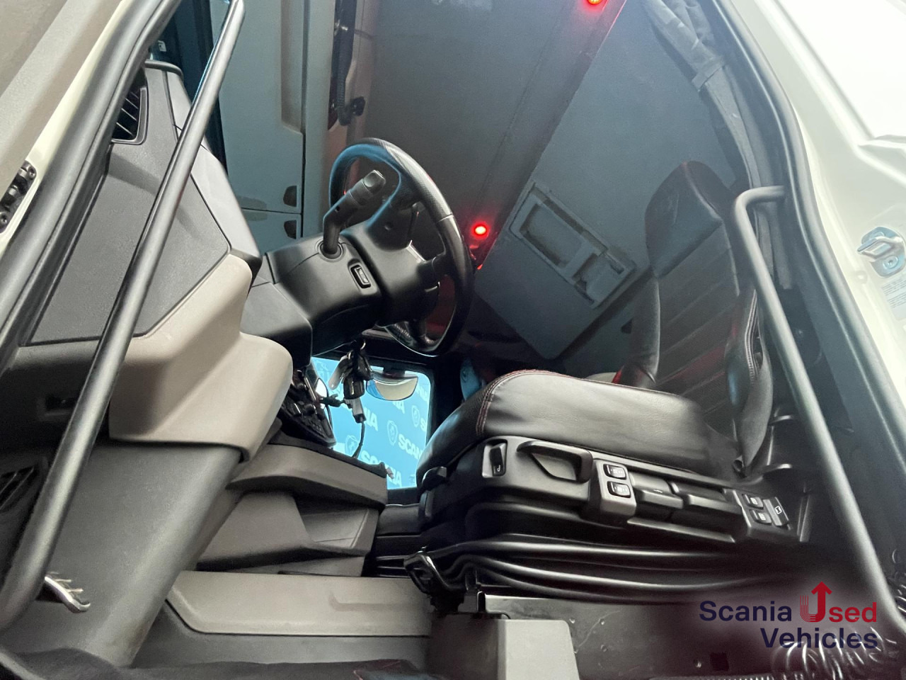 SCANIA R 650 B6x4NB RETARDER V8 WOOD KESLA 2112T CRANE - Лісовоз, Вантажівка з маніпулятором: фото 5 SCANIA R 650 B6x4NB RETARDER V8 WOOD KESLA 2112T CRANE - Лісовоз, Вантажівка з маніпулятором: фото 5