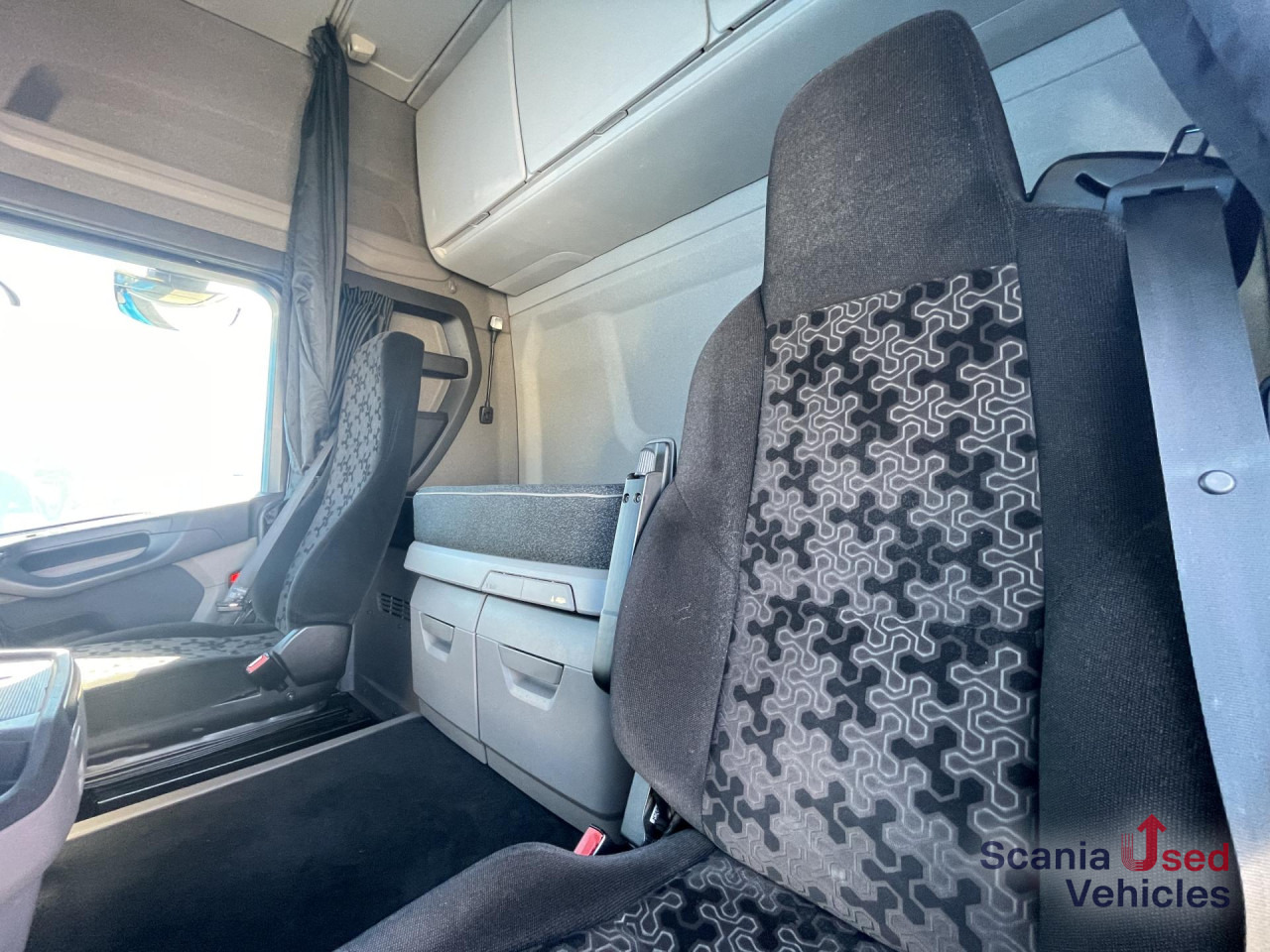 SCANIA R 460 A4x2EB RETARDER MEGA VOLUME P-AIRCO SUPER - Тягач: фото 4 SCANIA R 460 A4x2EB RETARDER MEGA VOLUME P-AIRCO SUPER - Тягач: фото 4