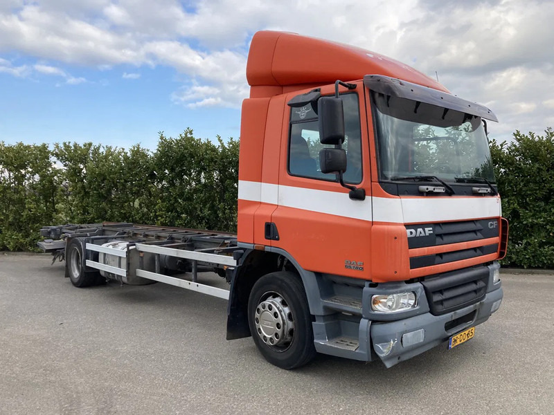 DAF CF65.180 Euro3 Manual / Laadklep - Вантажівка шасі: фото 1 DAF CF65.180 Euro3 Manual / Laadklep - Вантажівка шасі: фото 1