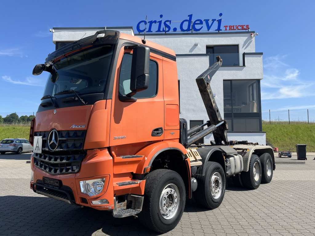 Mercedes-Benz Arocs 3251 8x4 Meiller 30 t Haken - Гаковий мультиліфт вантажівка: фото 1 Mercedes-Benz Arocs 3251 8x4 Meiller 30 t Haken - Гаковий мультиліфт вантажівка: фото 1