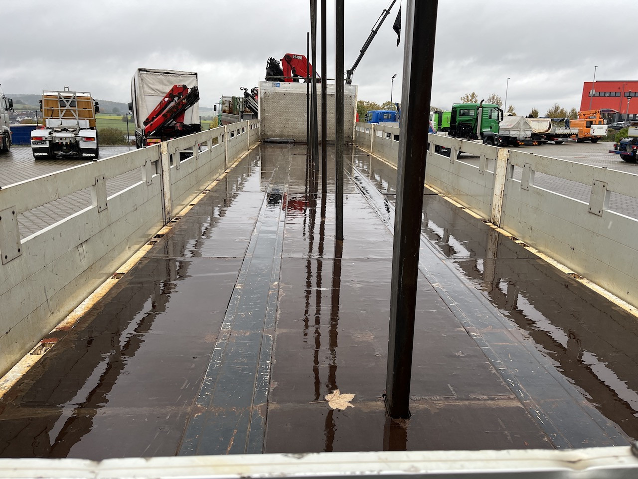 Meusburger MPS-3 Auflieger mit Kran HMF 1510 K-4 Lenkachse - Бортовий напівпричіп/ Платформа: фото 2 Meusburger MPS-3 Auflieger mit Kran HMF 1510 K-4 Lenkachse - Бортовий напівпричіп/ Платформа: фото 2