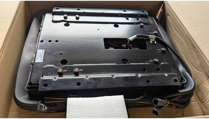 Komatsu WA380-8 SEAT ASS'Y 421-S33-6790 - Кабіна й інтер'єр в категорії Будівельна техніка: фото 4 Komatsu WA380-8 SEAT ASS'Y 421-S33-6790 - Кабіна й інтер'єр в категорії Будівельна техніка: фото 4