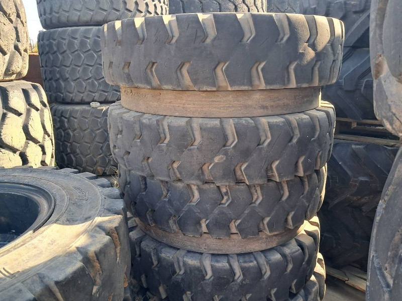 Trelleborg Excavator 10.00-20 SOLID (8 tyres) - Шини і диски в категорії Будівельна техніка: фото 2 Trelleborg Excavator 10.00-20 SOLID (8 tyres) - Шини і диски в категорії Будівельна техніка: фото 2