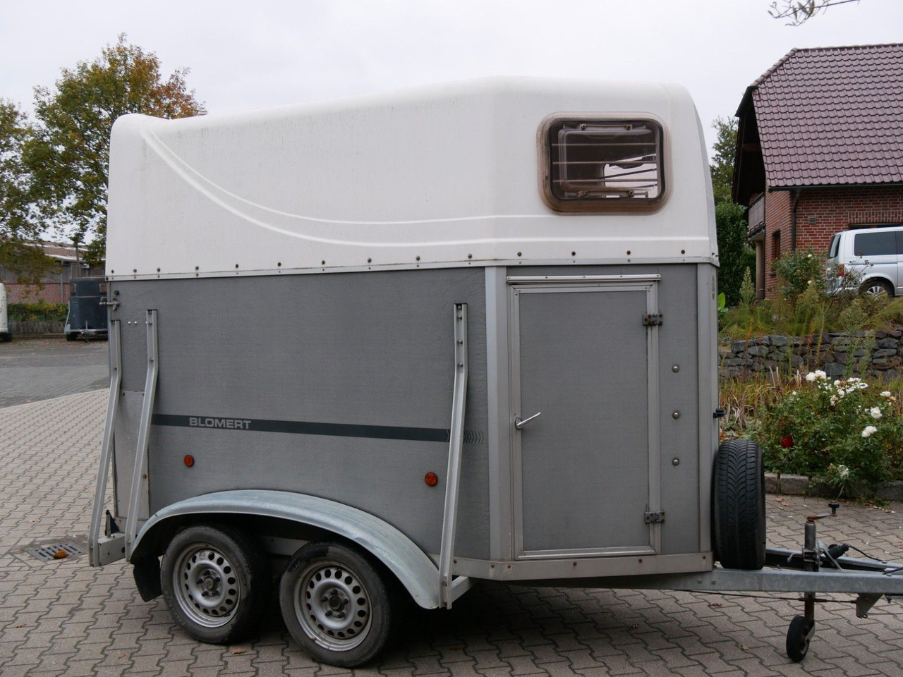 Blomert 1,5 Pferde mit Sattelkammer - Для перевезення худоби причіп: фото 1 Blomert 1,5 Pferde mit Sattelkammer - Для перевезення худоби причіп: фото 1