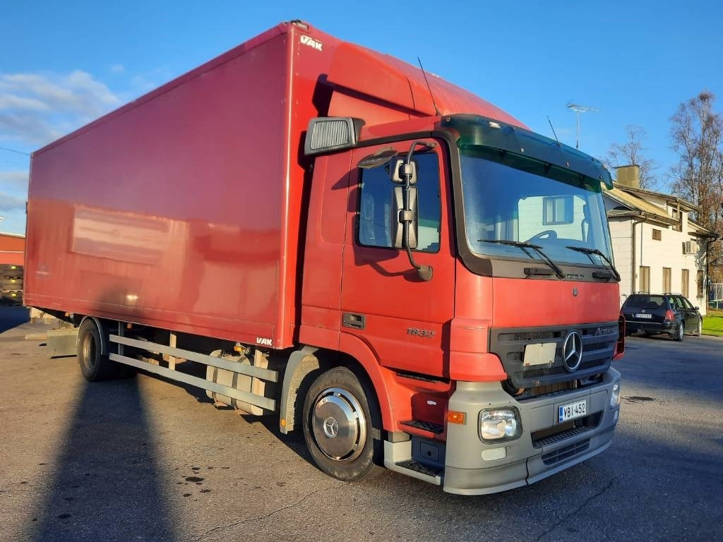 Mercedes-Benz Actros 1832 - Вантажівка з закритим кузовом: фото 2 Mercedes-Benz Actros 1832 - Вантажівка з закритим кузовом: фото 2