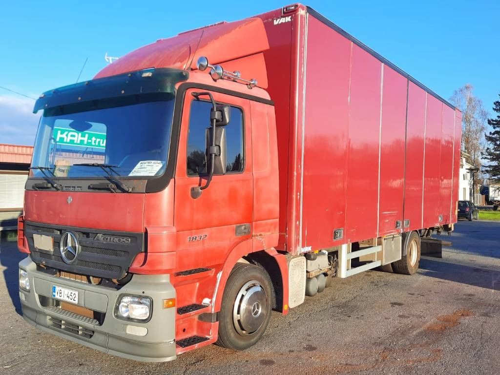 Mercedes-Benz Actros 1832 - Вантажівка з закритим кузовом: фото 1 Mercedes-Benz Actros 1832 - Вантажівка з закритим кузовом: фото 1