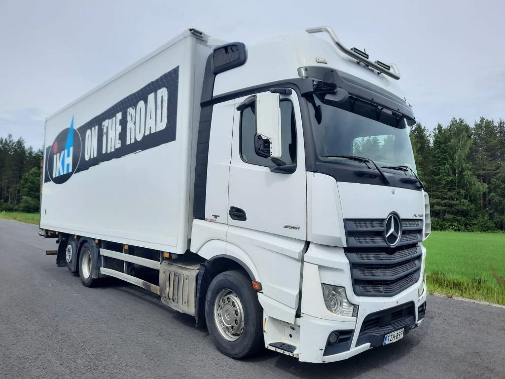 Mercedes-Benz Actros 2551 - Вантажівка з закритим кузовом: фото 2 Mercedes-Benz Actros 2551 - Вантажівка з закритим кузовом: фото 2