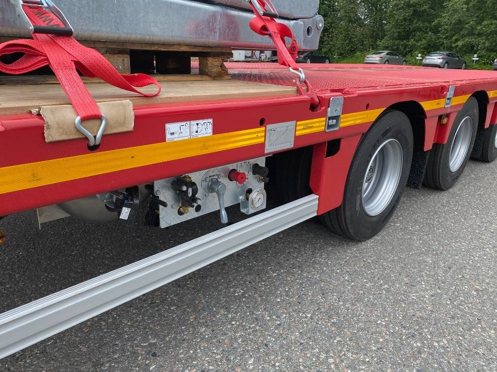 Faymonville Max Trailer, Max100 4AU - Низькорамна платформа напівпричіп: фото 4 Faymonville Max Trailer, Max100 4AU - Низькорамна платформа напівпричіп: фото 4