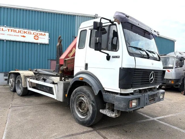 Mercedes-Benz SK 2527 6x2 HOOK-ARM SYSTEM WITH HMF CRANE (V6 ENGINE / ZF MANUAL GEARBOX / REDUCTION AXLE / STEEL SUSPENSION / P.T.O.) - Гаковий мультиліфт вантажівка, Вантажівка з маніпулятором: фото 2 Mercedes-Benz SK 2527 6x2 HOOK-ARM SYSTEM WITH HMF CRANE (V6 ENGINE / ZF MANUAL GEARBOX / REDUCTION AXLE / STEEL SUSPENSION / P.T.O.) - Гаковий мультиліфт вантажівка, Вантажівка з маніпулятором: фото 2