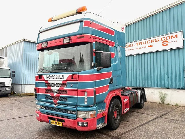 Scania R164-580 V8 TOPLINE COLLECTORS ITEM!! / APK 10-2026!! (12+2 MANUAL GEARBOX / RETARDER / AIRCONDITIONING / 2x TANK / ETC.) - Тягач: фото 1 Scania R164-580 V8 TOPLINE COLLECTORS ITEM!! / APK 10-2026!! (12+2 MANUAL GEARBOX / RETARDER / AIRCONDITIONING / 2x TANK / ETC.) - Тягач: фото 1