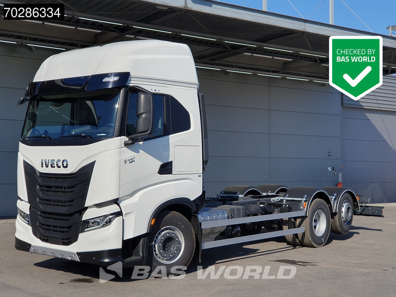 Iveco S-Way 490 6X2 NEW chassis! Retarder Lift+lenkasche PTO preparation LED Navi ACC Euro 6 - Вантажівка шасі: фото 1 Iveco S-Way 490 6X2 NEW chassis! Retarder Lift+lenkasche PTO preparation LED Navi ACC Euro 6 - Вантажівка шасі: фото 1