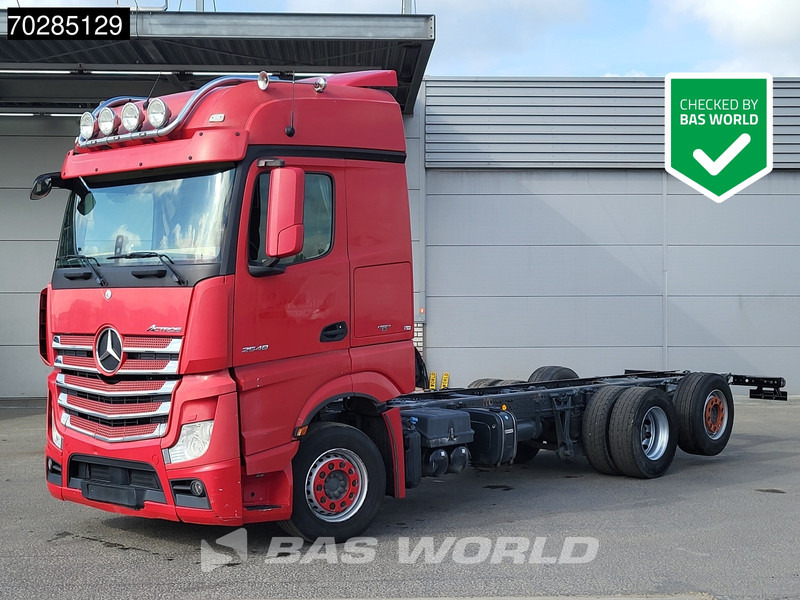 Mercedes-Benz Actros 2548 Actros 6X2 BigSpace Retarder PTO Liftachse Xenon ACC Navi Euro 6 - Вантажівка шасі: фото 1 Mercedes-Benz Actros 2548 Actros 6X2 BigSpace Retarder PTO Liftachse Xenon ACC Navi Euro 6 - Вантажівка шасі: фото 1