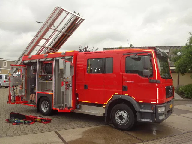 MAN TGM 15.250 FIRE TRUCK,2000 LITER TANK, FOAM TANK, AIRCO,WITH EQUIPMENT - Пожежна машина: фото 5 MAN TGM 15.250 FIRE TRUCK,2000 LITER TANK, FOAM TANK, AIRCO,WITH EQUIPMENT - Пожежна машина: фото 5