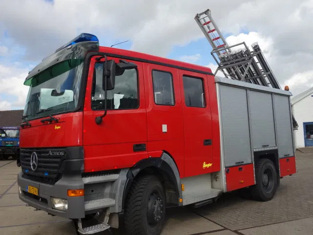 Mercedes-Benz Actros 1831 4X4 ZIEGLER BOMBEROS POMP,2500 L TANK - Пожежна машина: фото 3 Mercedes-Benz Actros 1831 4X4 ZIEGLER BOMBEROS POMP,2500 L TANK - Пожежна машина: фото 3