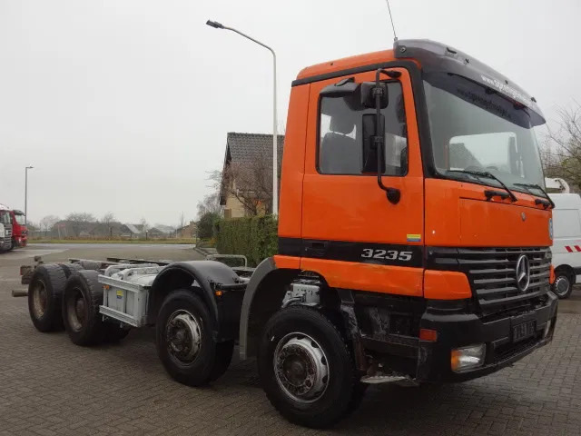 Mercedes-Benz Actros 3235 8x4 steelsprings,manual gearbox - Вантажівка шасі: фото 1 Mercedes-Benz Actros 3235 8x4 steelsprings,manual gearbox - Вантажівка шасі: фото 1