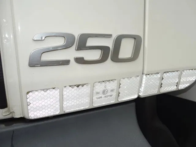 Volvo FL FL250 isothermic box - Вантажівка з закритим кузовом: фото 2 Volvo FL FL250 isothermic box - Вантажівка з закритим кузовом: фото 2