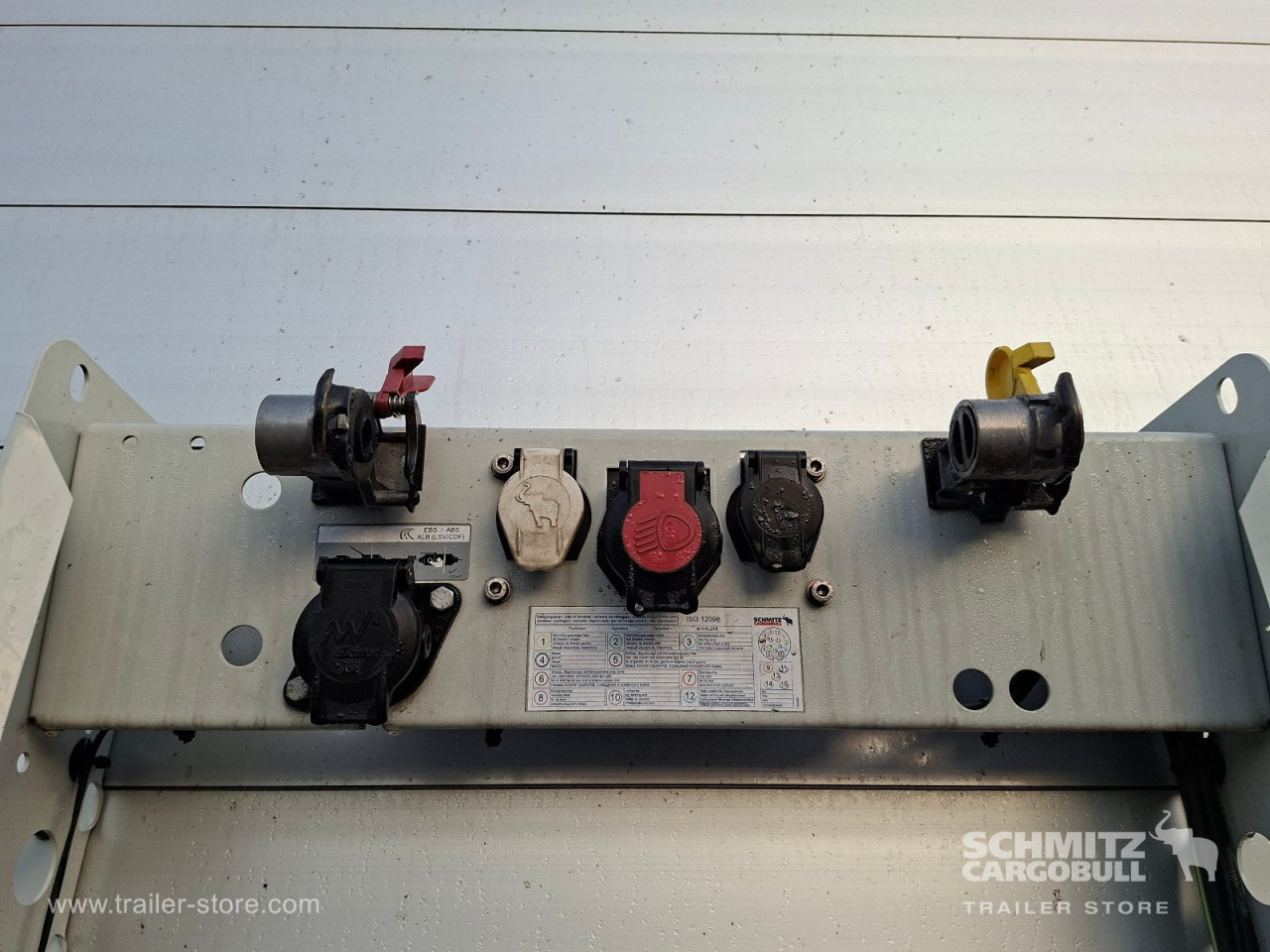 SCHMITZ Auflieger Curtainsider Standard - Тентований напівпричіп: фото 5 SCHMITZ Auflieger Curtainsider Standard - Тентований напівпричіп: фото 5