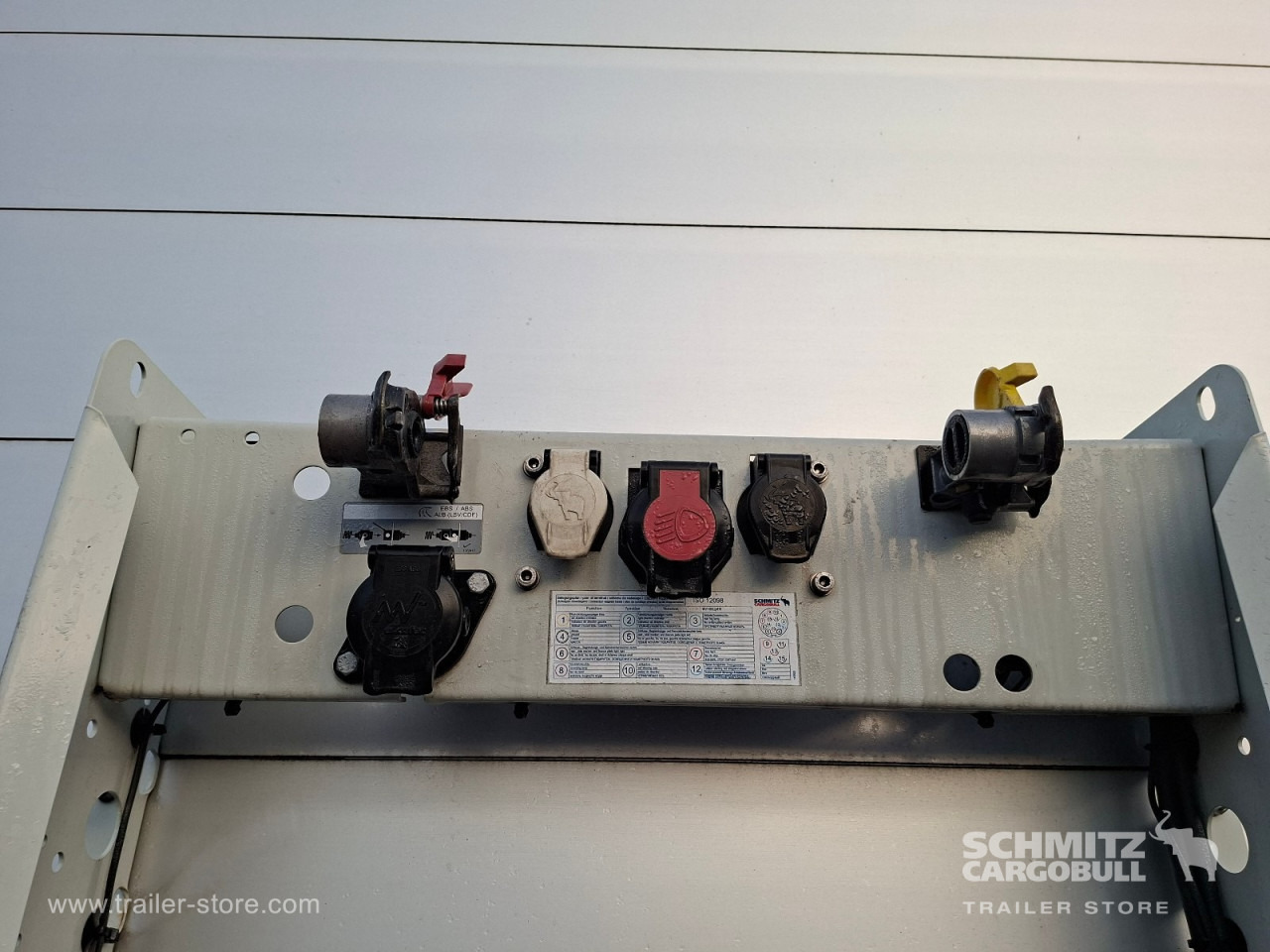 SCHMITZ Auflieger Curtainsider Standard - Тентований напівпричіп: фото 4 SCHMITZ Auflieger Curtainsider Standard - Тентований напівпричіп: фото 4