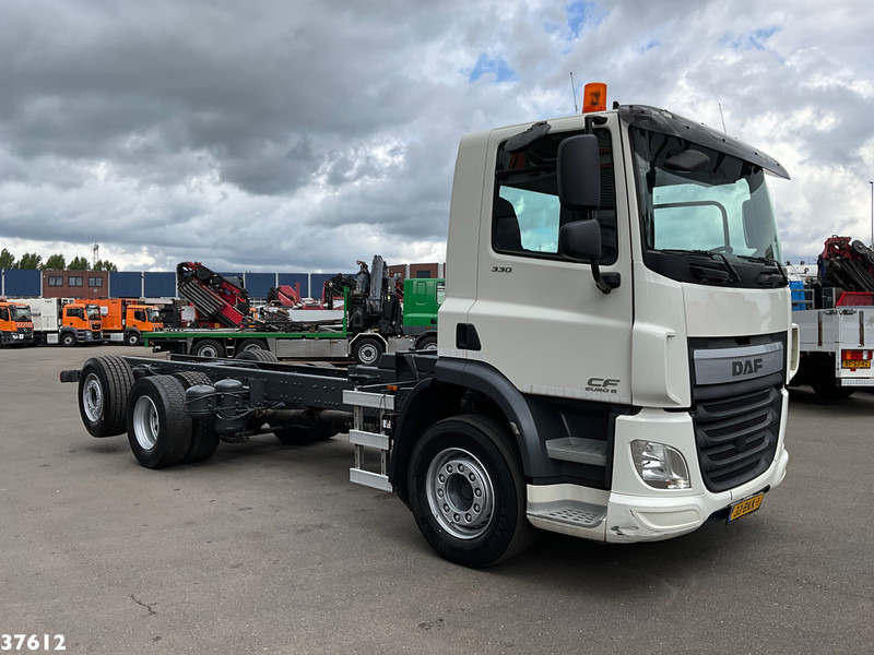 DAF FAN CF 330 Euro 6 Chassis cabine met kraanponton! Just 102.023 km! - Вантажівка шасі: фото 3 DAF FAN CF 330 Euro 6 Chassis cabine met kraanponton! Just 102.023 km! - Вантажівка шасі: фото 3