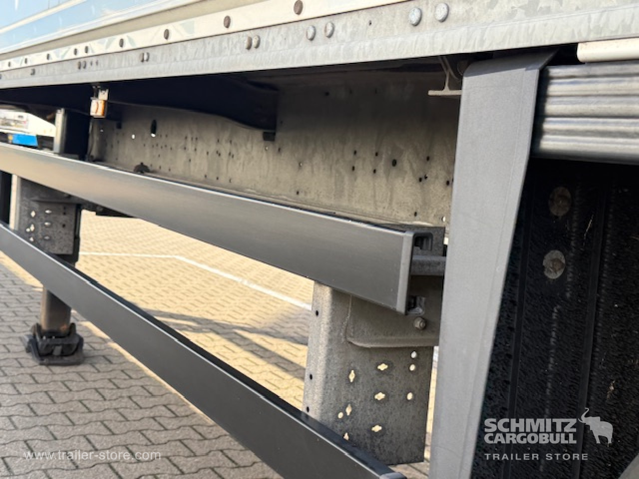 SCHMITZ Oplegger Kasten Standard Taillift - Закритий кузов напівпричіп: фото 4 SCHMITZ Oplegger Kasten Standard Taillift - Закритий кузов напівпричіп: фото 4