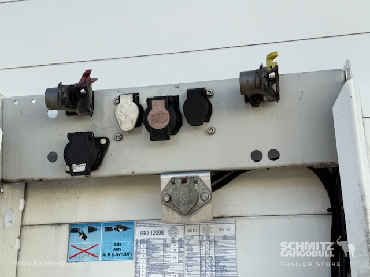 SCHMITZ Oplegger Kasten Standard Taillift - Закритий кузов напівпричіп: фото 3 SCHMITZ Oplegger Kasten Standard Taillift - Закритий кузов напівпричіп: фото 3
