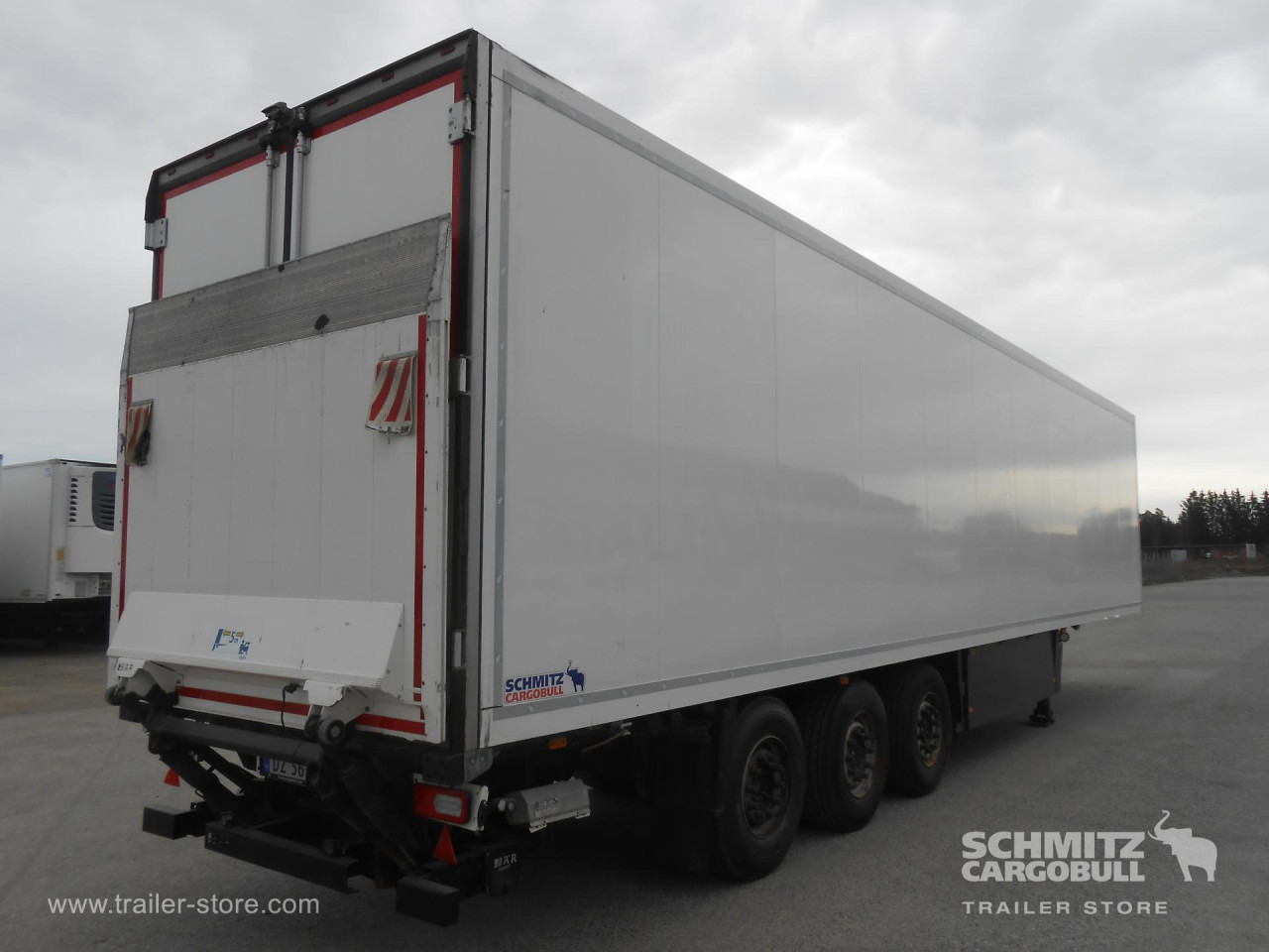 SCHMITZ Reefer Standard Taillift - Ізотермічний напівпричіп: фото 1 SCHMITZ Reefer Standard Taillift - Ізотермічний напівпричіп: фото 1