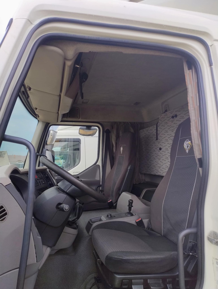 DAF LF 250 / Curtainsider 18 EPAL / sleeping cab - Тентована вантажівка: фото 4 DAF LF 250 / Curtainsider 18 EPAL / sleeping cab - Тентована вантажівка: фото 4