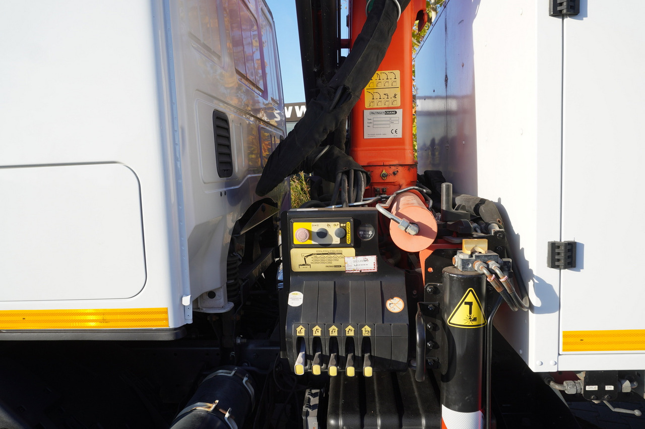 Бортова вантажівка/ Платформа, Вантажівка з маніпулятором IVECO Eurocargo 120E18 Crane Palfinger / 3-way tipper / sleeper cab: фото 23
