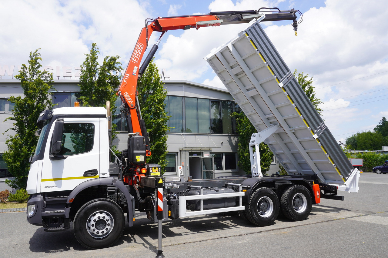 MERCEDES-BENZ AROCS 2633 6x4 / 5.5 T crane FASSI F135 / Tipper 15 EPAL - Бортова вантажівка/ Платформа, Вантажівка з маніпулятором: фото 5 MERCEDES-BENZ AROCS 2633 6x4 / 5.5 T crane FASSI F135 / Tipper 15 EPAL - Бортова вантажівка/ Платформа, Вантажівка з маніпулятором: фото 5
