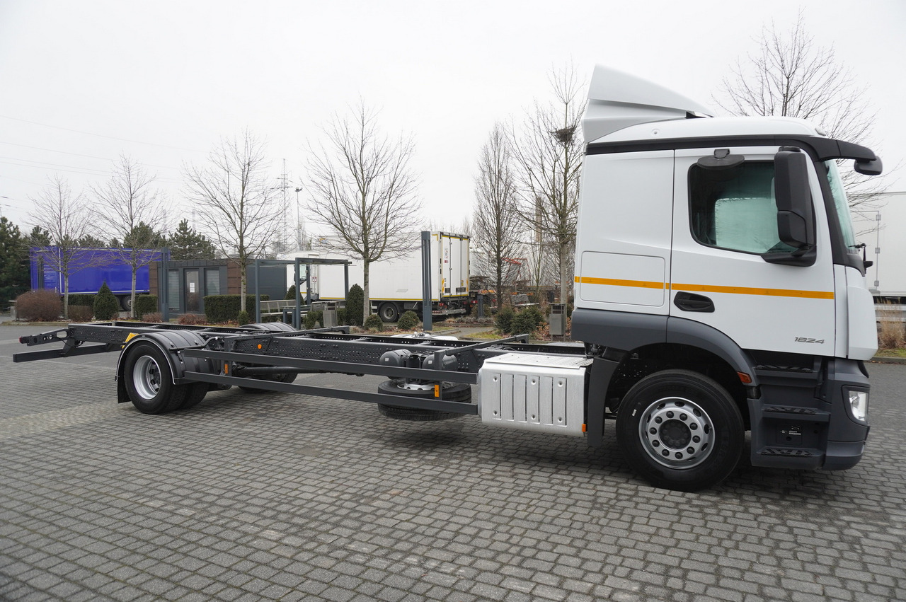 Вантажівка шасі MERCEDES-BENZ Actros 1824 / 9.1 m chassis / sleeping cabin: фото 7