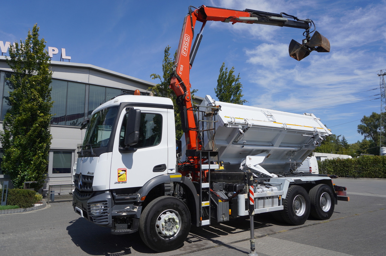 MERCEDES-BENZ Arocs 2636 / 6x4 / HDS Fassi / 3-Way Tipper / Bortmatic - Самоскид вантажівка, Вантажівка з маніпулятором: фото 2 MERCEDES-BENZ Arocs 2636 / 6x4 / HDS Fassi / 3-Way Tipper / Bortmatic - Самоскид вантажівка, Вантажівка з маніпулятором: фото 2