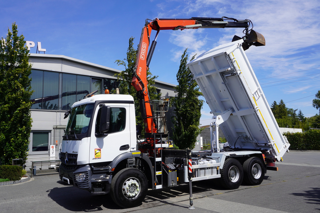MERCEDES-BENZ Arocs 2636 / 6x4 / HDS Fassi / 3-Way Tipper / Bortmatic - Вантажівка з маніпулятором: фото 1 MERCEDES-BENZ Arocs 2636 / 6x4 / HDS Fassi / 3-Way Tipper / Bortmatic - Вантажівка з маніпулятором: фото 1