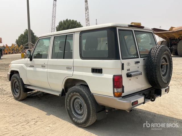 2011 Toyota Land Cruiser LX 76R 4x4 SUV - Позашляховик: фото 4 2011 Toyota Land Cruiser LX 76R 4x4 SUV - Позашляховик: фото 4