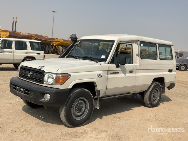 2013 Toyota Land Cruiser 78L 4x4 SUV - Позашляховик: фото 1 2013 Toyota Land Cruiser 78L 4x4 SUV - Позашляховик: фото 1