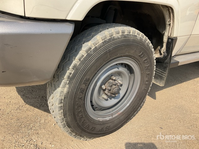 2014 Toyota Land Cruiser LX 76L 4x4 SUV - Позашляховик: фото 5 2014 Toyota Land Cruiser LX 76L 4x4 SUV - Позашляховик: фото 5