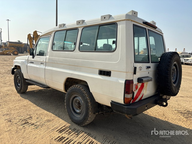 2018 Toyota Land Cruiser 78R 4x4 SUV - Позашляховик: фото 2 2018 Toyota Land Cruiser 78R 4x4 SUV - Позашляховик: фото 2