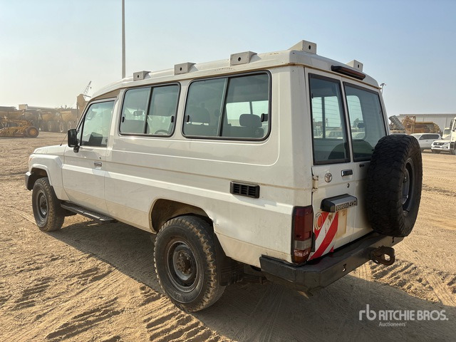 2018 Toyota Land Cruiser 78R 4x4 SUV - Позашляховик: фото 2 2018 Toyota Land Cruiser 78R 4x4 SUV - Позашляховик: фото 2