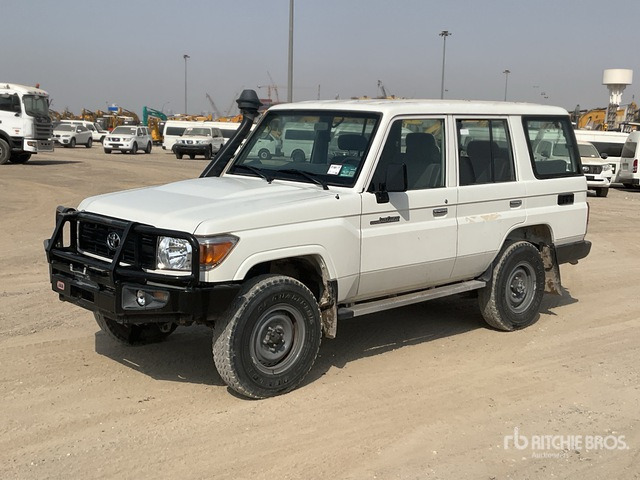2021 Toyota Land Cruiser 76L 4x4 SUV - Позашляховик: фото 2 2021 Toyota Land Cruiser 76L 4x4 SUV - Позашляховик: фото 2