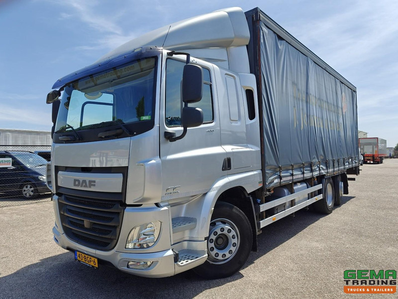 DAF CF 400 FAN 6x2/4 SpaceCab Euro6A - Schuifzeilenbak 7.7m + Laadklep 2000kg - HH Vloer - AanhangerKoppeling - Тентована вантажівка: фото 1 DAF CF 400 FAN 6x2/4 SpaceCab Euro6A - Schuifzeilenbak 7.7m + Laadklep 2000kg - HH Vloer - AanhangerKoppeling - Тентована вантажівка: фото 1