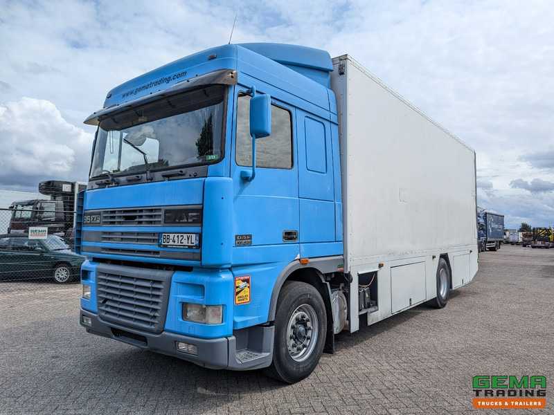 DAF XF95.430 4x2 Spacecab Euro2 - Retarder - Geslotenbak 7.7m - Handgeschakeld - Vangmuil - Вантажівка з закритим кузовом: фото 1 DAF XF95.430 4x2 Spacecab Euro2 - Retarder - Geslotenbak 7.7m - Handgeschakeld - Vangmuil - Вантажівка з закритим кузовом: фото 1