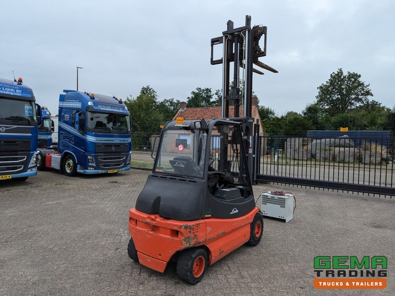Linde E30 02 - 4058 uur - Duplex Mast - Volrubber Banden - Eurotron 80V-80A Oplader (M34) - Електронавантажувач: фото 3 Linde E30 02 - 4058 uur - Duplex Mast - Volrubber Banden - Eurotron 80V-80A Oplader (M34) - Електронавантажувач: фото 3