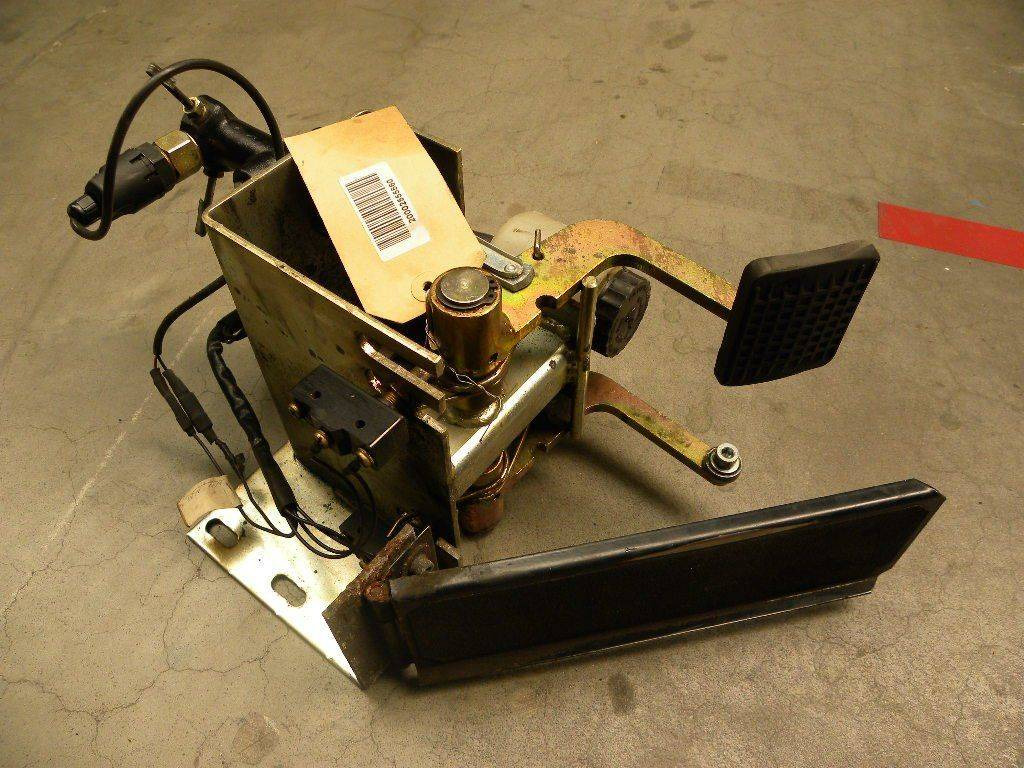 Foot console with gas and brake pedal - Педаль в категорії Вантажно-розвантажувальна техніка: фото 1 Foot console with gas and brake pedal - Педаль в категорії Вантажно-розвантажувальна техніка: фото 1