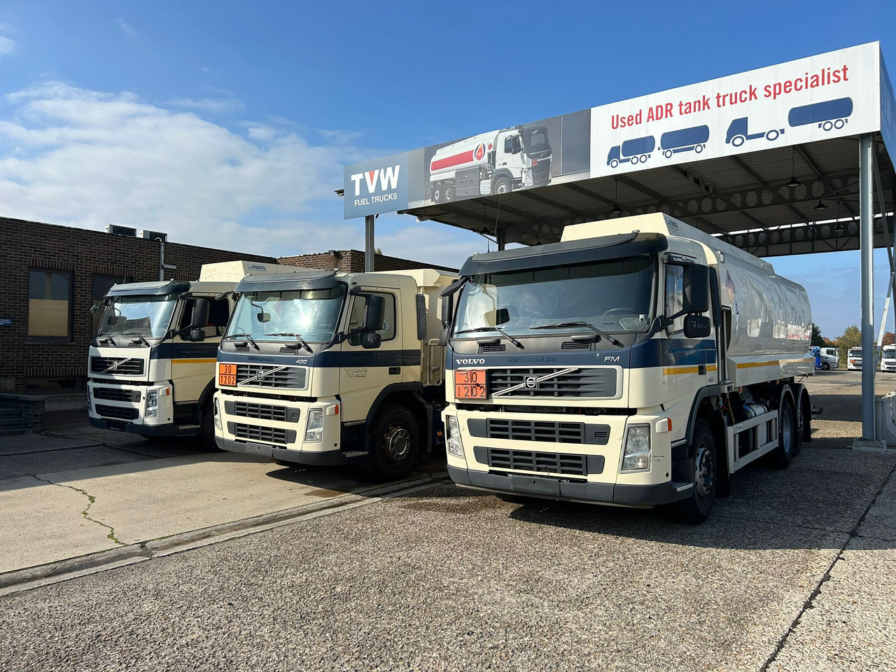 VOLVO FM (lot of 3) - Вантажівка цистерна: фото 1 VOLVO FM (lot of 3) - Вантажівка цистерна: фото 1