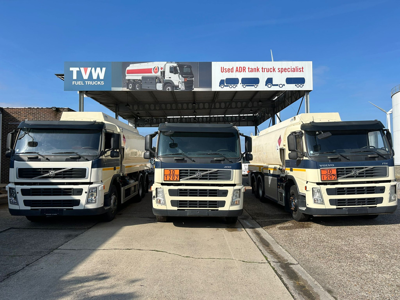 VOLVO FM (lot of 3) - Вантажівка цистерна: фото 2 VOLVO FM (lot of 3) - Вантажівка цистерна: фото 2