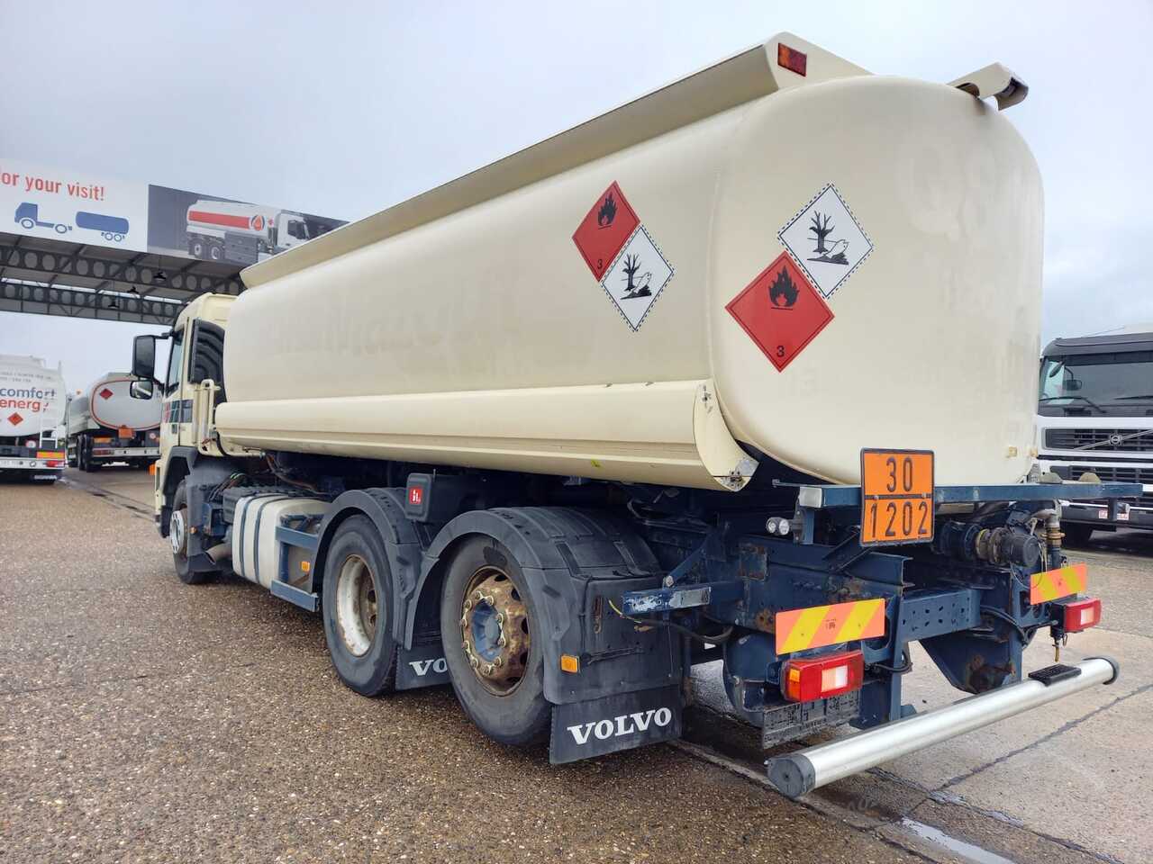 Вантажівка цистерна Volvo FM: фото 10