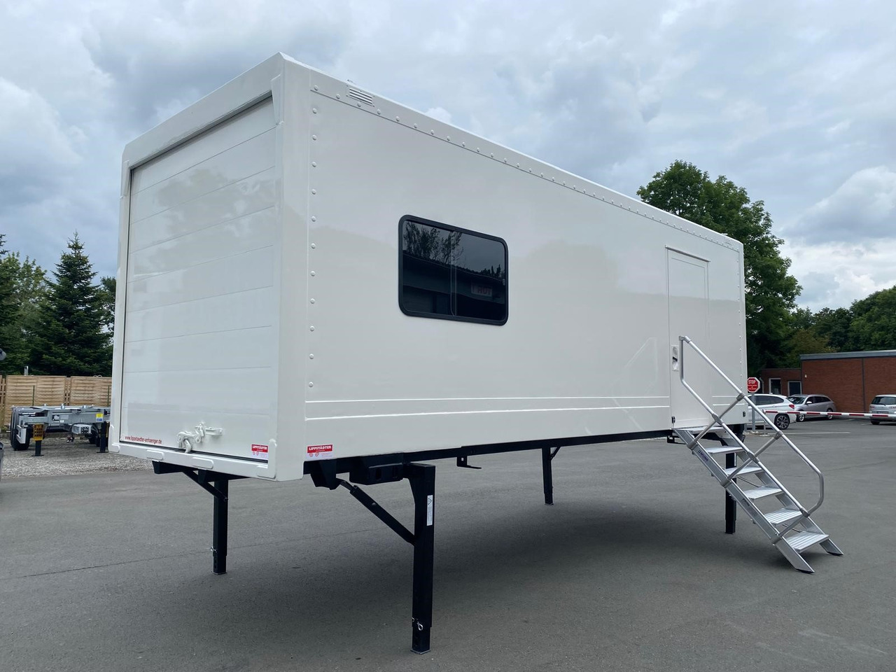 Krone MIT FENSTER UND TÜR als mobiler Aufenthaltsraum, LACK NEU! - Кузов - фургон: фото 1 Krone MIT FENSTER UND TÜR als mobiler Aufenthaltsraum, LACK NEU! - Кузов - фургон: фото 1