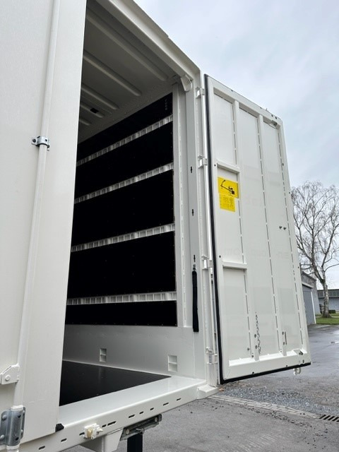 Krone Stahl-Glattwand Wechselkoffer, BDF-System, 7.450 mm lang - Кузов - фургон: фото 4 Krone Stahl-Glattwand Wechselkoffer, BDF-System, 7.450 mm lang - Кузов - фургон: фото 4
