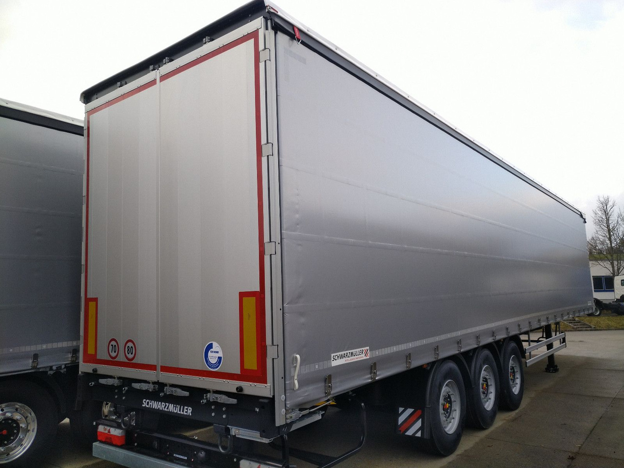 Schwarzmüller PowerLine LIFT/LENKACHSE HUBDACH 5880kg NEU Schwarzmüller PowerLine LIFT/LENKACHSE HUBDACH 5880kg NEU - Тентований напівпричіп: фото 4 Schwarzmüller PowerLine LIFT/LENKACHSE HUBDACH 5880kg NEU Schwarzmüller PowerLine LIFT/LENKACHSE HUBDACH 5880kg NEU - Тентований напівпричіп: фото 4